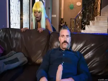 Anak tiri yang haus cinta menguntit dengan ayah ayam besar