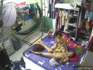 Hack cam pasangan kembali ke pasangan yang saling bercinta dengan sangat keras di kamar motel