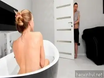 Kekacauan dengan saudara tiri ketika orang tua tidak ada di rumah