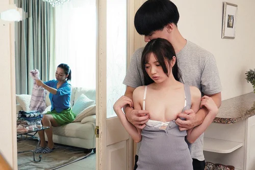 Diam-diam bersama sepupu perempuan yang cabul di belakang ibu